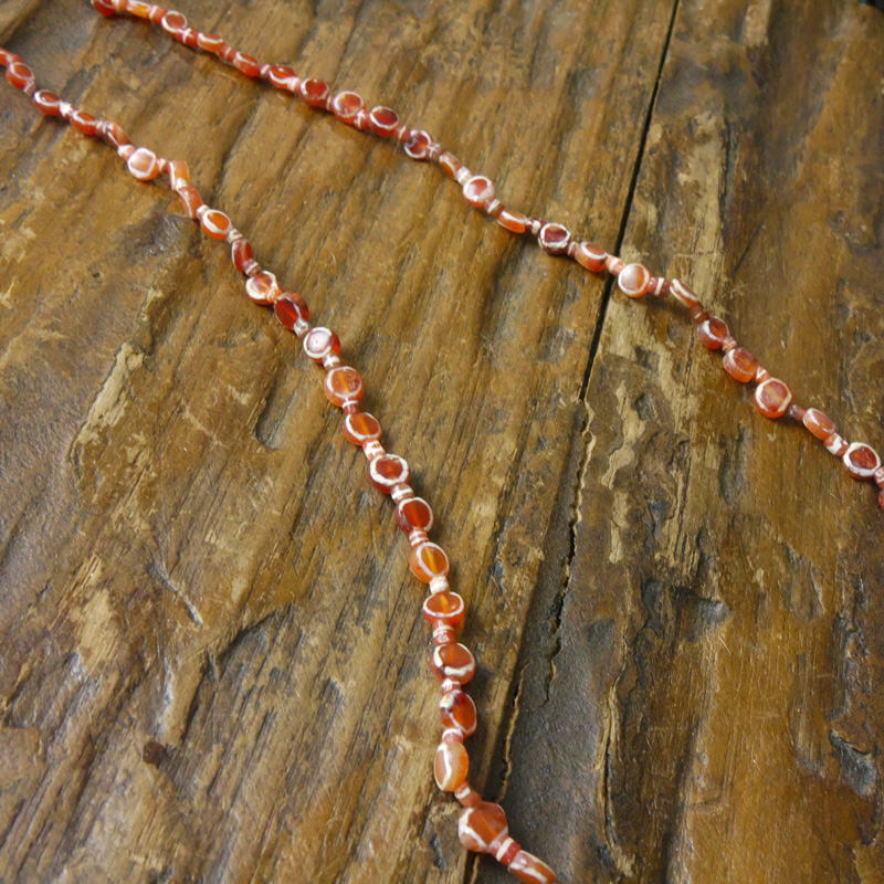 エッチングされたカーネリアンビーズのストランド