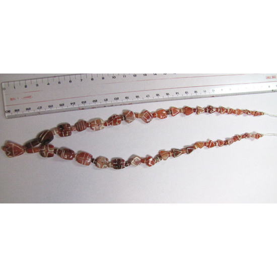 エッチングされたカーネリアンビーズのストランド