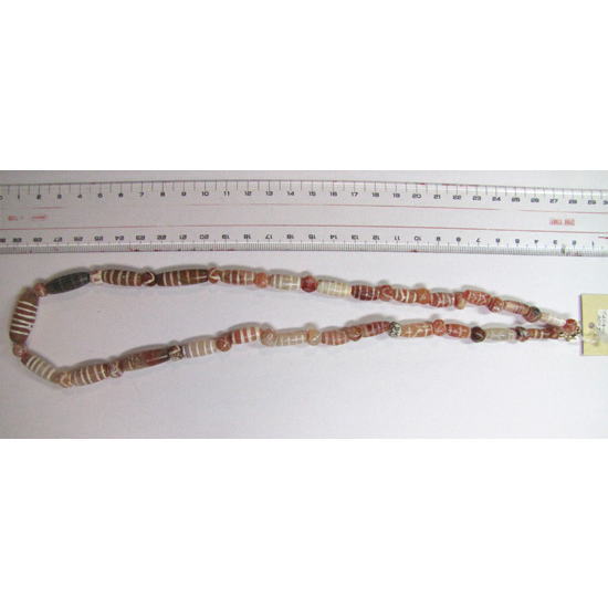 குத்தியிழுத்த கர்நேலியன் மணிகள் மாலை