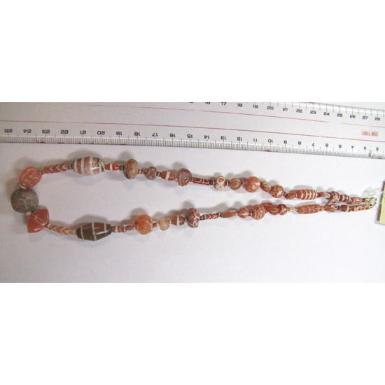 नक्काशीदार कार्नेलियन मोतियों की माला