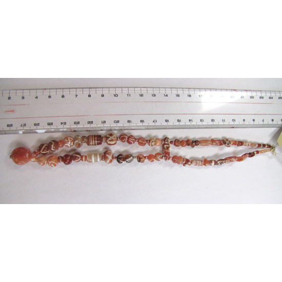 नक्काशीदार कार्नेलियन मोतियों की माला