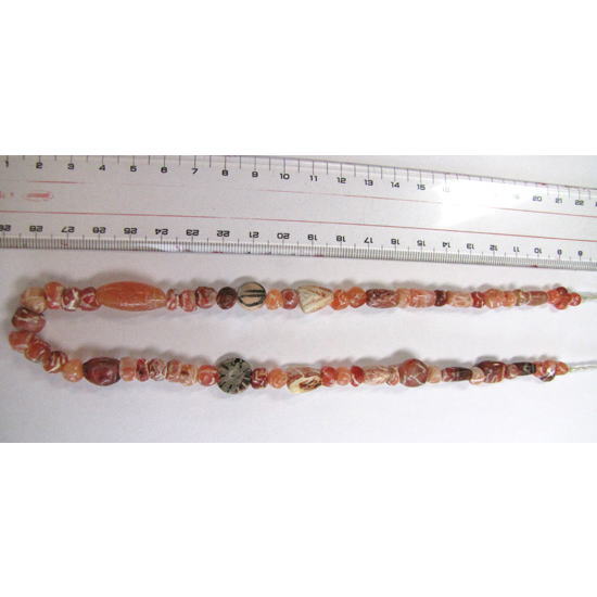 नक्काशीदार कार्नेलियन मोतियों की माला