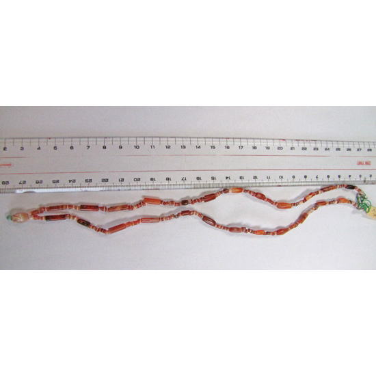 नक्काशीदार कार्नेलियन मोतियों की माला