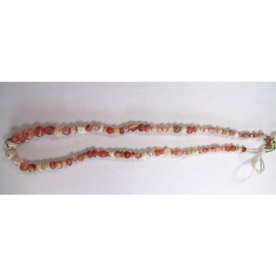 Нить бусин из гравированного сердолика