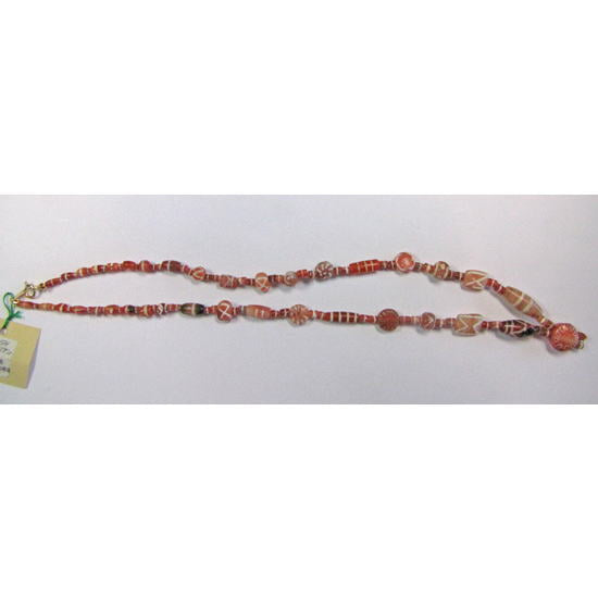 नक्काशीदार कार्नेलियन मोतियों की माला