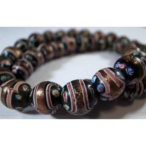 格子模様のガラスビーズ