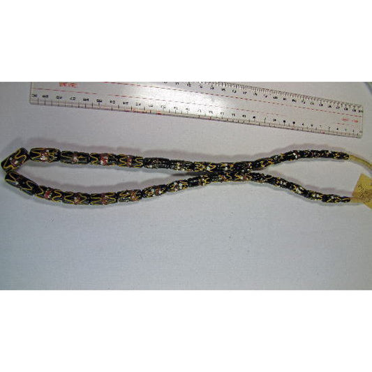 மணமகன் கேக் வர்த்தக மணிகளை வரிசையாக அணிவிப்பு