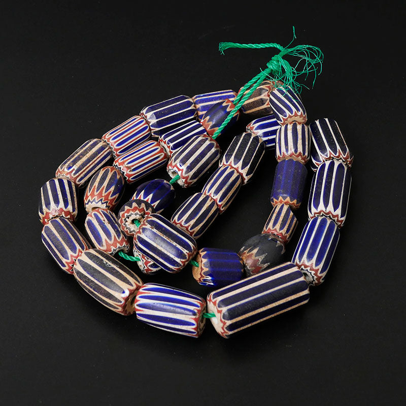 Нить бисера в форме шеврона