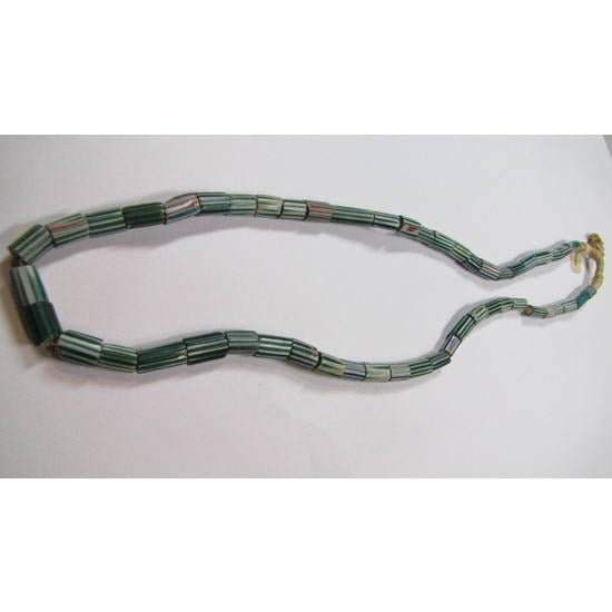 செவ்ரான் மணிகள் மாலை