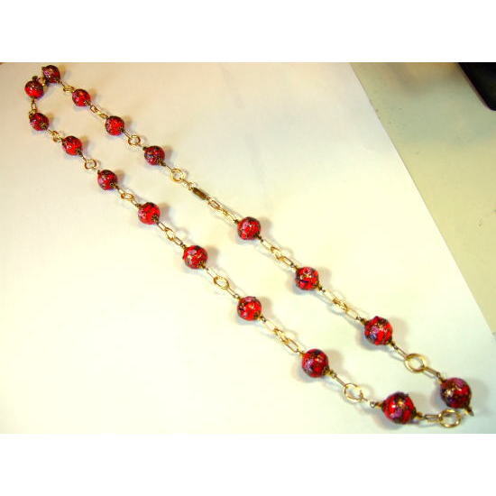 빅토리아 시대의 비즈 목걸이