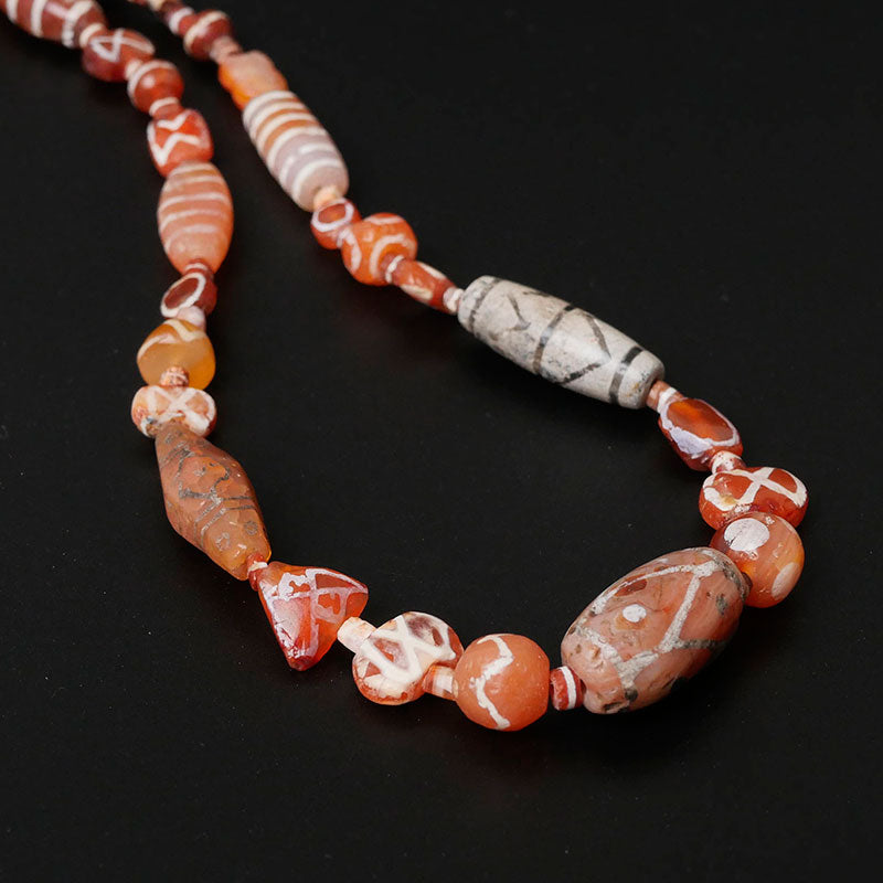 Strang aus geätzten Karneol-Perlen
