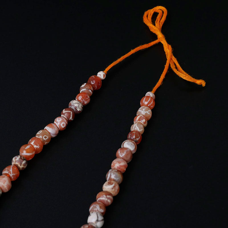 エッチングされたカーネリアンビーズのストランド