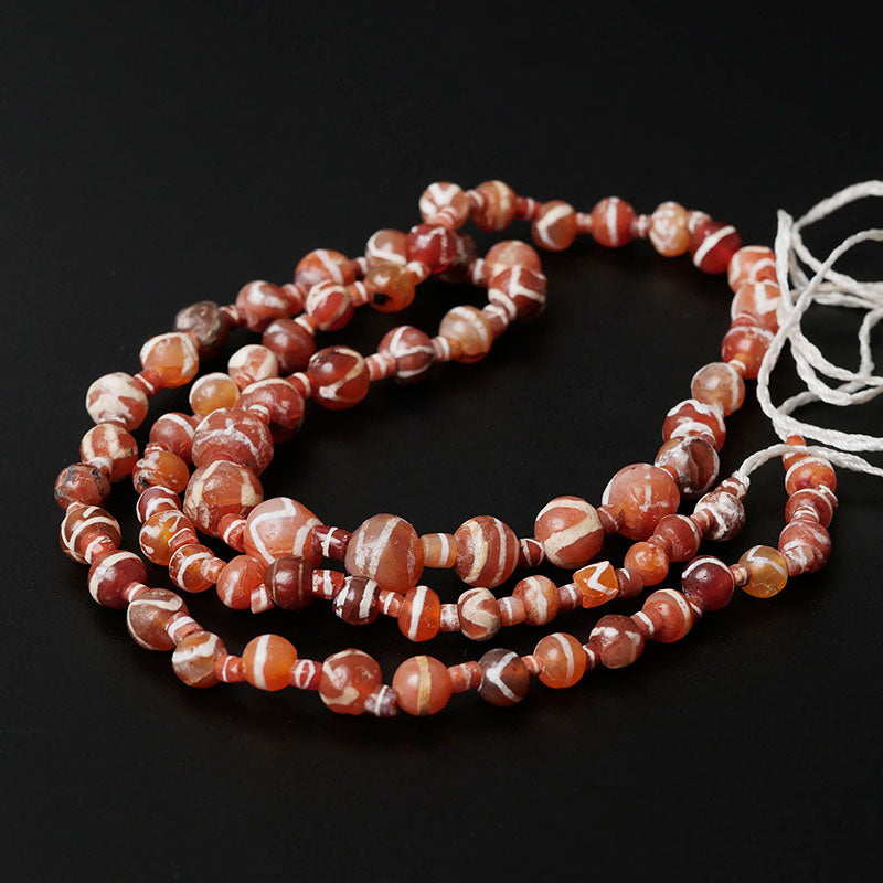 エッチングされたカーネリアンビーズのストランド