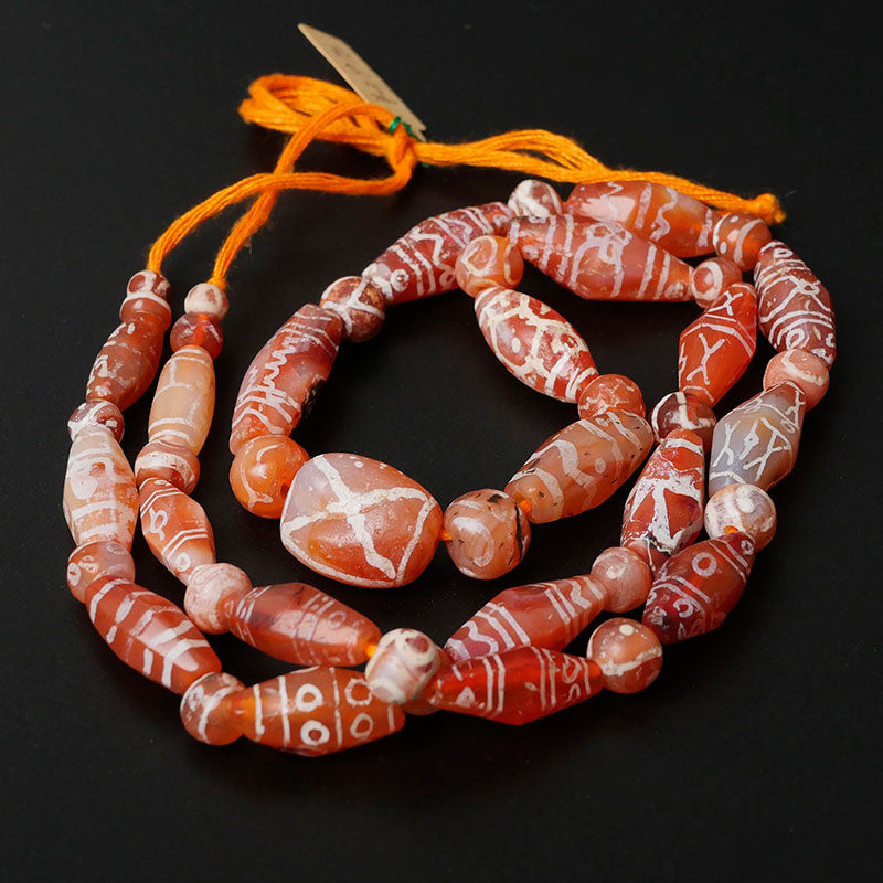 エッチングされたカーネリアンビーズのストランド