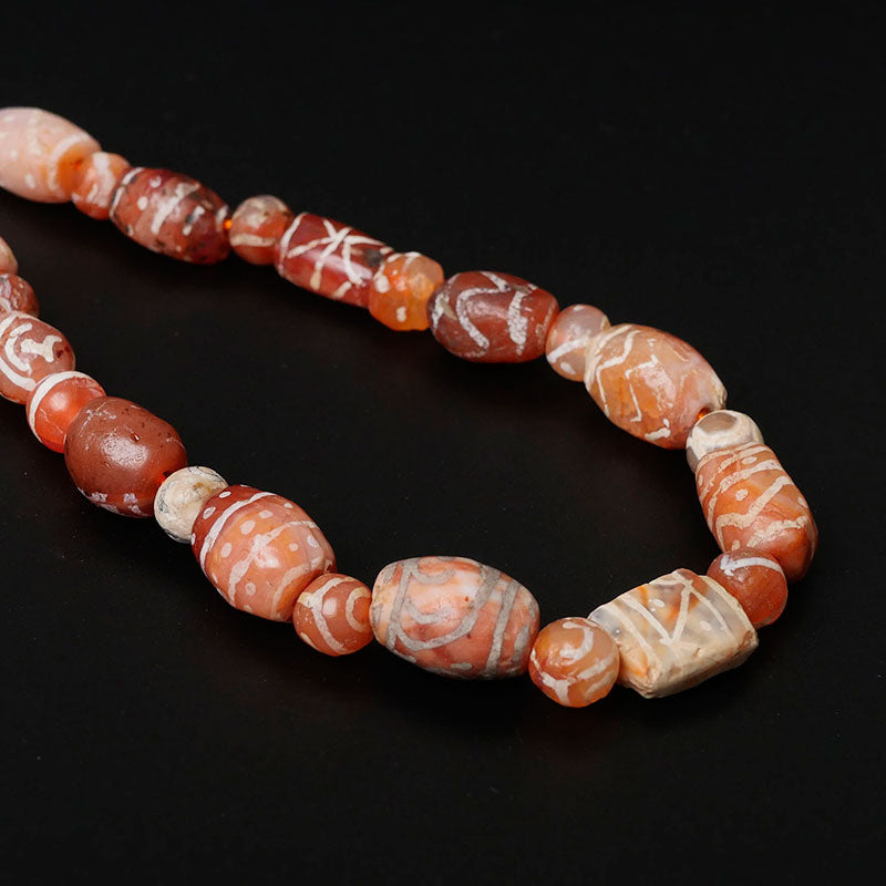 エッチングされたカーネリアンビーズのストランド