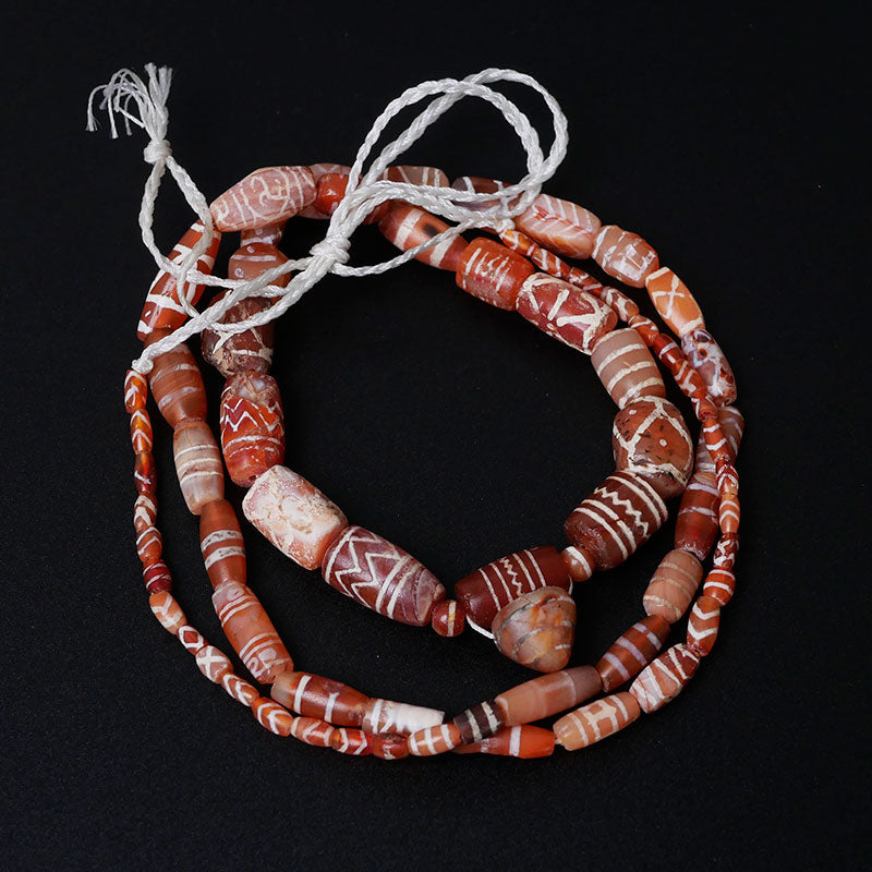 エッチングされたカーネリアンビーズのストランド
