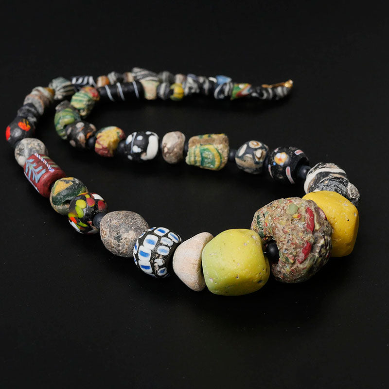 Strang antiker islamischer Perlen