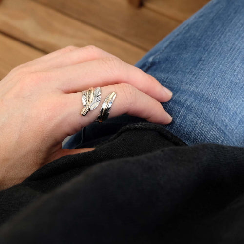 हार्वे मेस द्वारा पंख समायोज्य अंगूठी