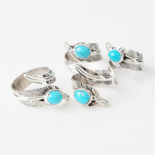 แหวนปรับได้ลายขนนก โดย Harvey Mace