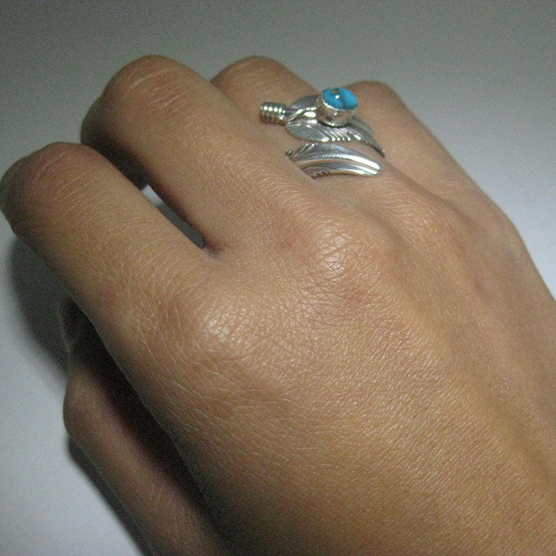 Anello regolabile a piuma di Harvey Mace