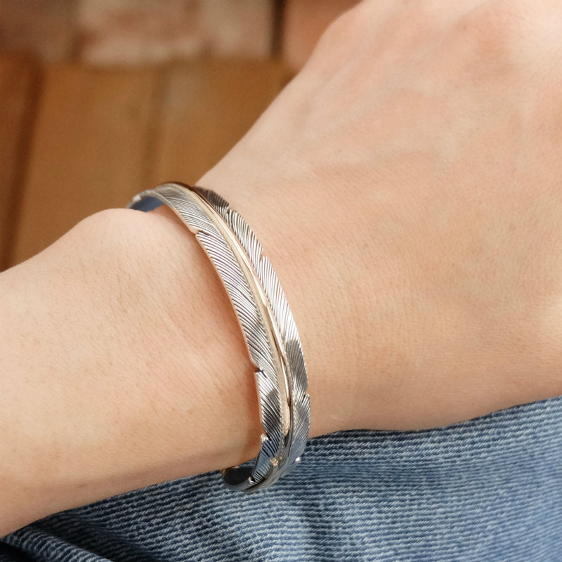 สร้อยข้อมือขนนกโดย Harvey Mace (0.37")