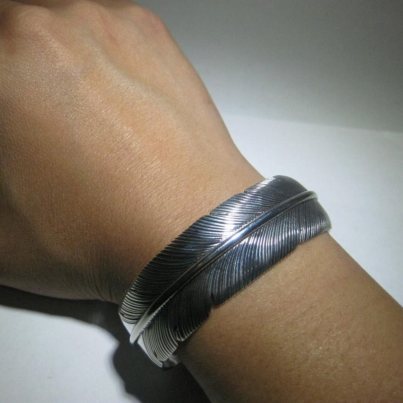 ハーヴィー・メイスによるフェザーブレスレット(0.75インチ)