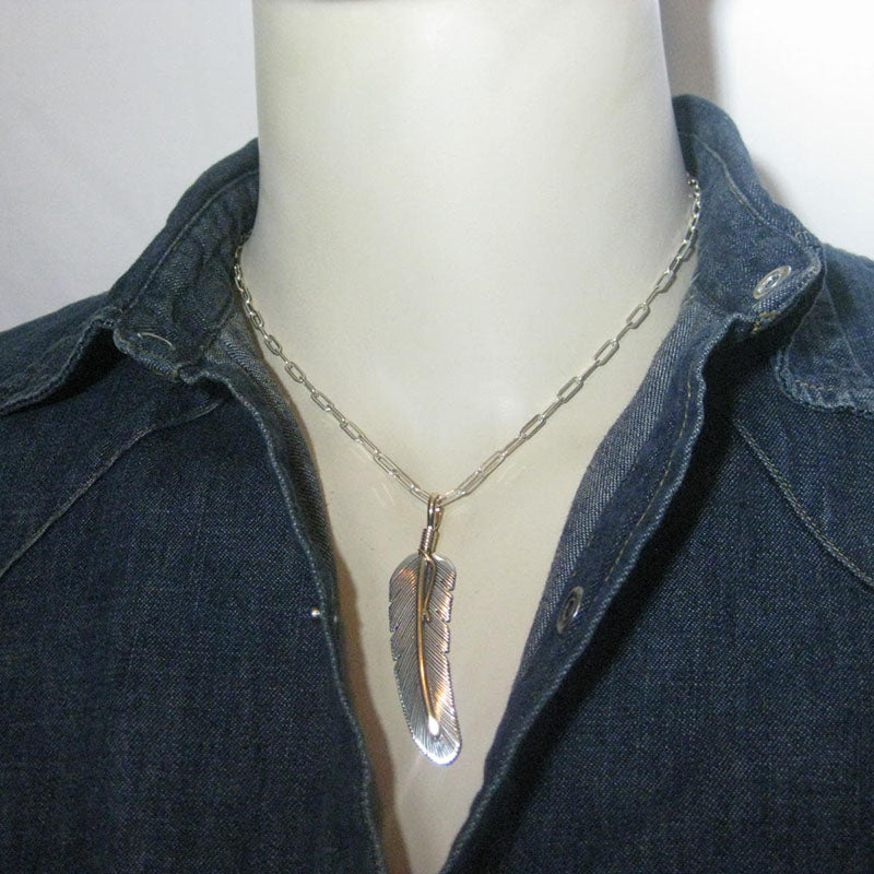 Подвеска с пером от Харви Мейса