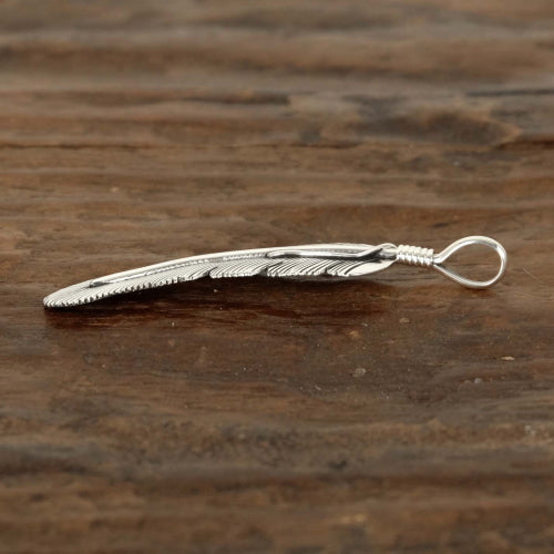 ハーヴィー・メイスによるフェザーペンダント