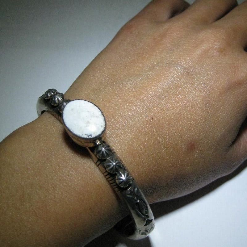 Vòng tay White Buffalo 5-3/4 inch