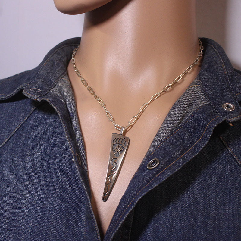 クリフトン・モワによるシルバーペンダント