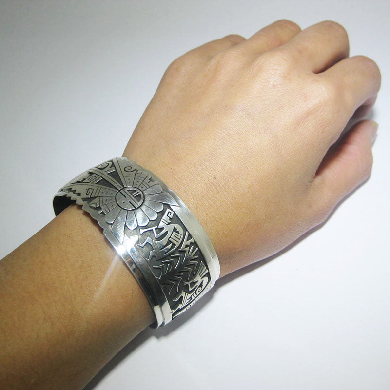 ベラ・タワホングバによるホピオーバレイブレスレット