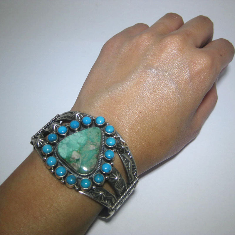 กำไลข้อมือแบบประทับลายและกลุ่มลูกปัดโดย Darrell Cadman