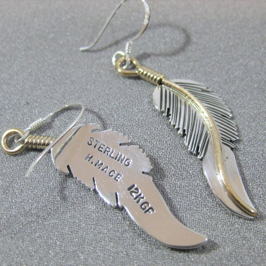 ハーヴィー・メイスによるフェザーイヤリング