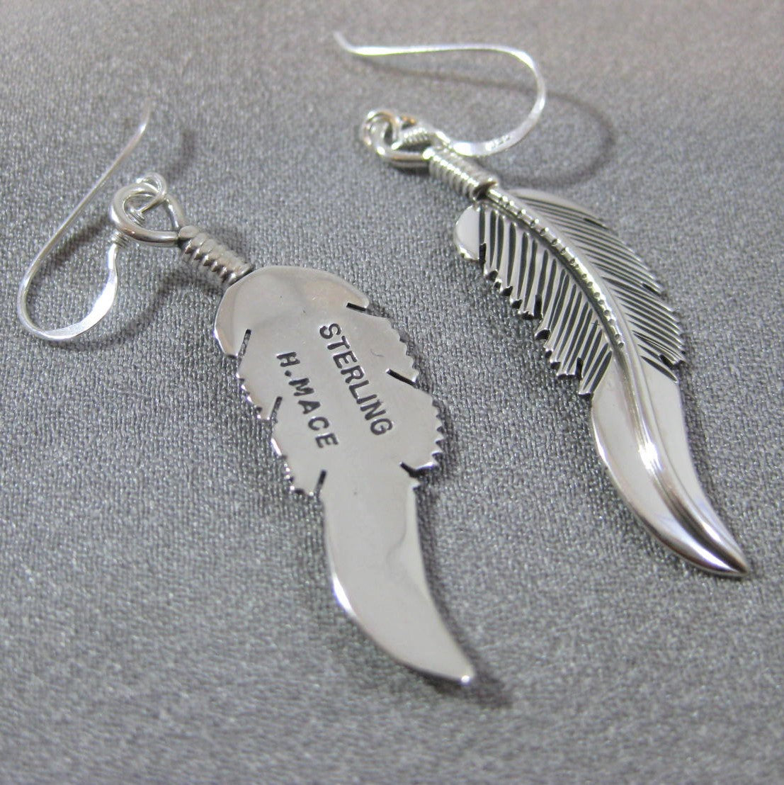 ハーヴィー・メイスによるフェザーイヤリング