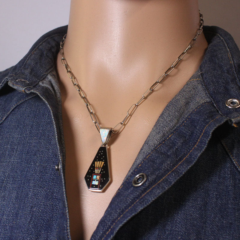 クレイトン・トムによるイェイ・ビ・チェイペンダント