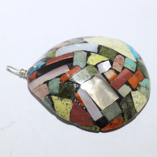 ドリス・コリズによるシェルペンダント