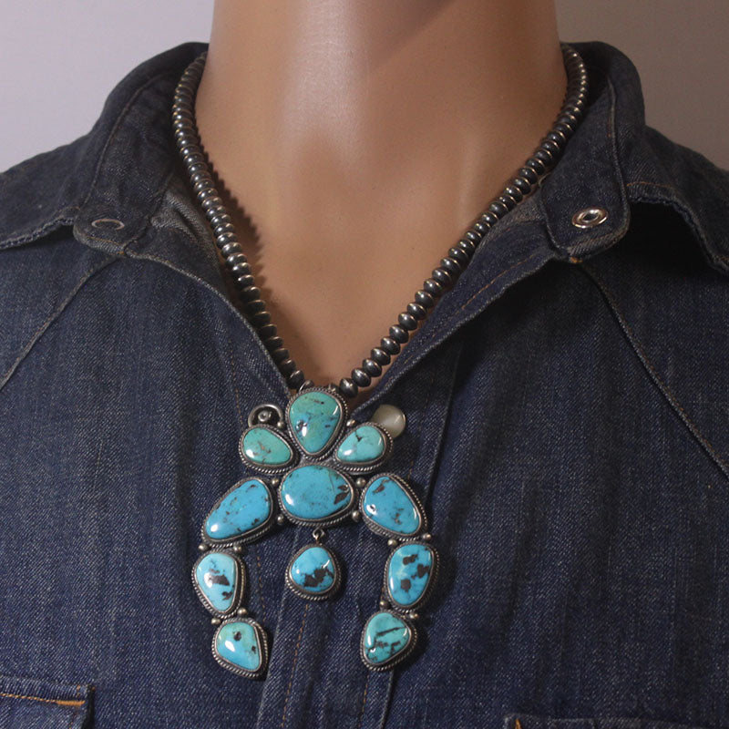 रॉबिन त्सोसी का रेड माउंटेन नाजा पेंडेंट