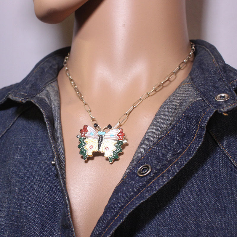 தமாரா பின்டோவின் பட்டாம்பூச்சி சிகப்பு பற்றை