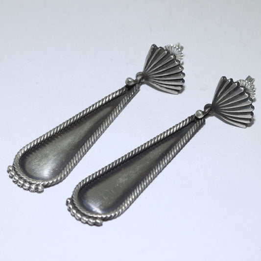 スティーブ・アルヴィソによる手作りのイヤリング