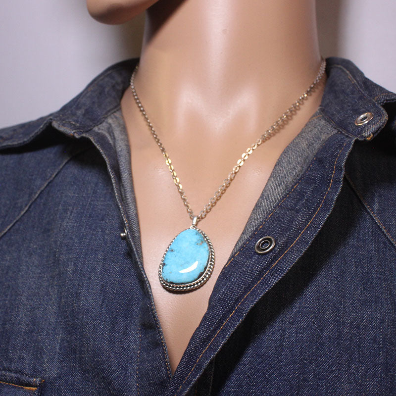 Liontin Kingman oleh Robin Tsosie