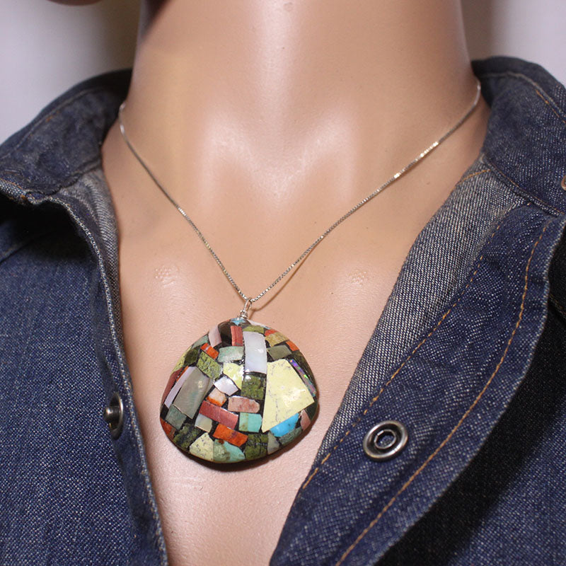 Liontin Kerang oleh Doris Coriz