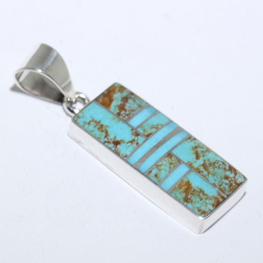 カーティス・メニーゴーツによるターコイズペンダント