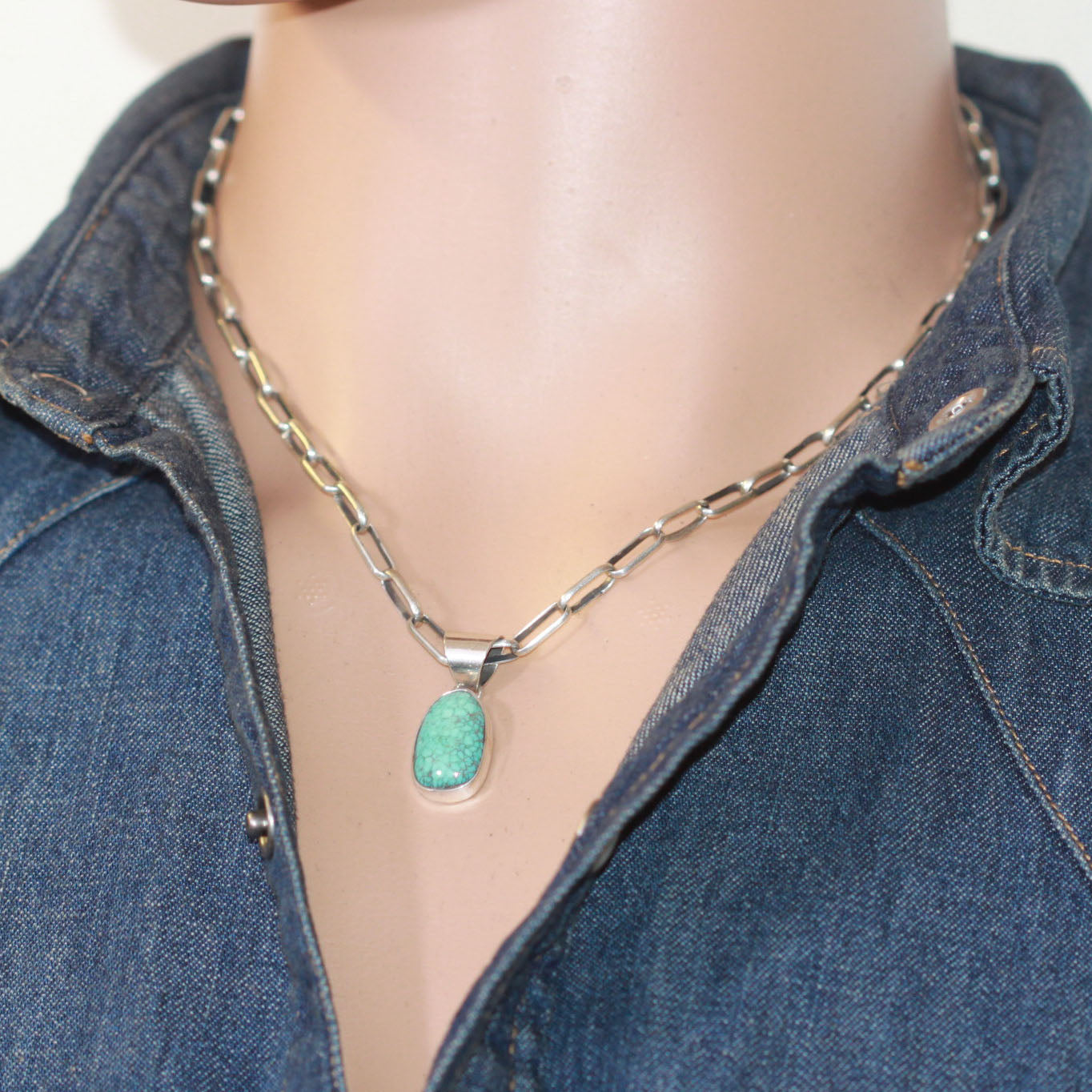 罗宾·佐西的八号吊坠