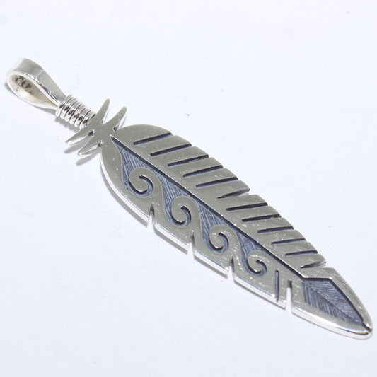 ルーベン・ソウフキーによるフェザーペンダント