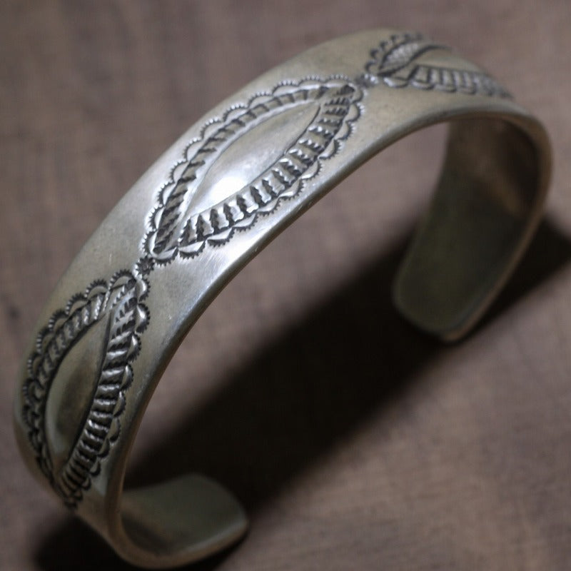 Vòng tay bạc xu của Quiad Shorty