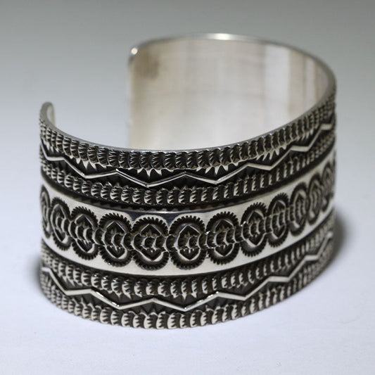 Stempelarbeit-Armband von Darrell Cadman