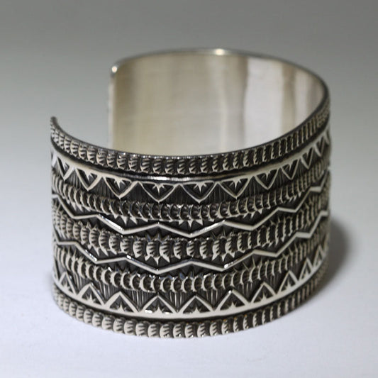 Stempelarbeit Armband von Darrell Cadman