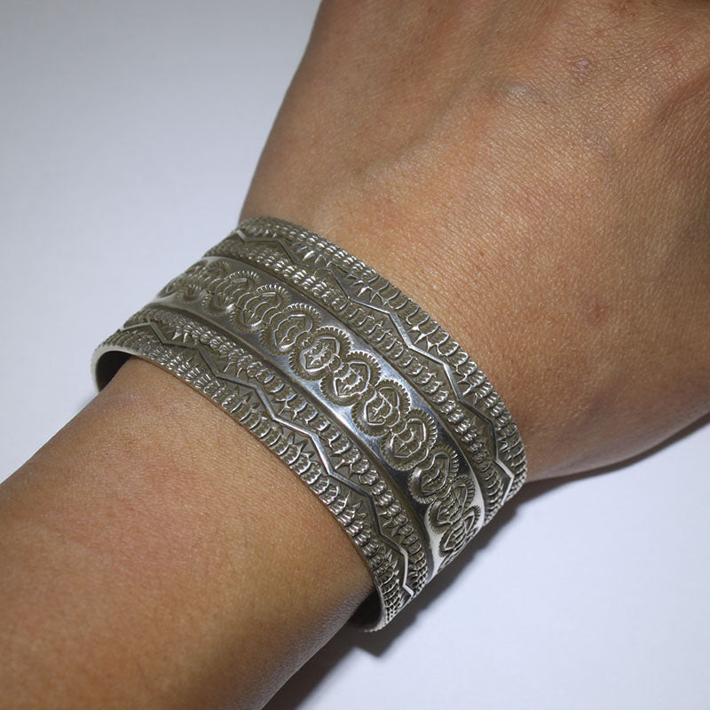 Stempelarbeit-Armband von Darrell Cadman