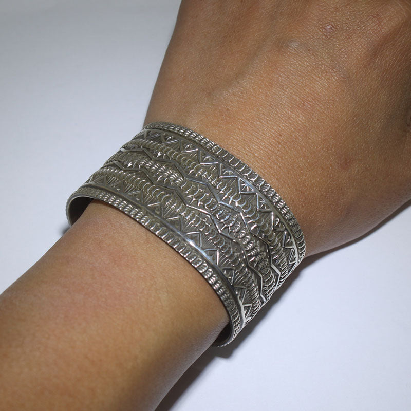 Stempelarbeit Armband von Darrell Cadman