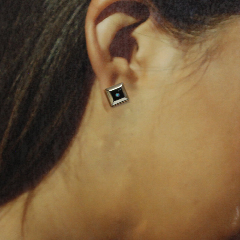 베로니카 베날리의 인레이 귀걸이